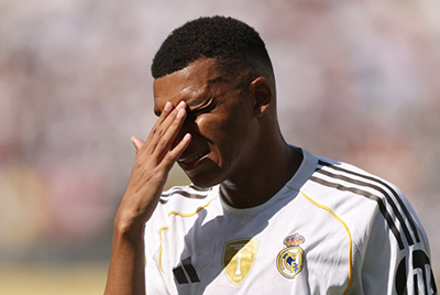 <a href=/qiuxingxilie/zuqiuxilie/119.html target=_blank class=infotextkey>梅西</a>已揽4金球+3<a href=/zuqiuxilie/ouguan/ target=_blank class=infotextkey>欧冠</a>，C罗1金球+1欧冠，同龄姆巴佩仍0金球0欧冠