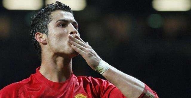 C罗早期在曼联的时候,电梯球是他的必杀技