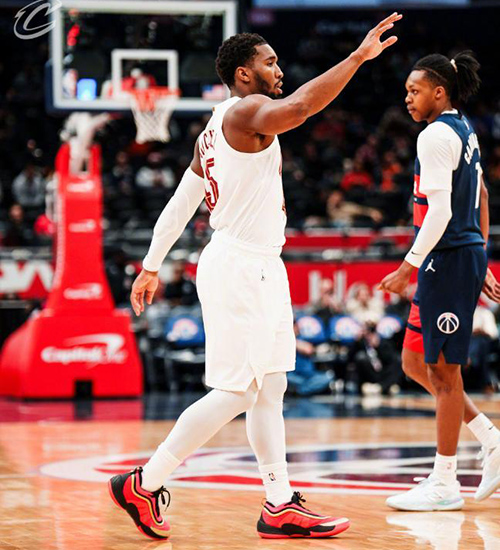 末节狂轰45分逆转!米切尔48分封神 骑士13连胜<a href=/lanqiuxilie/wizards/ target=_blank class=infotextkey>奇才</a>