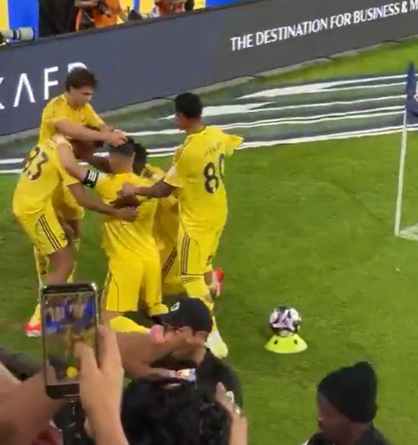 绝杀瞬间！<a href=/qiuxingxilie/zuqiuxilie/122.html target=_blank class=infotextkey>菲利克斯</a>给C罗戴上“胜利信物”，C罗跳舞回应嗨爆！